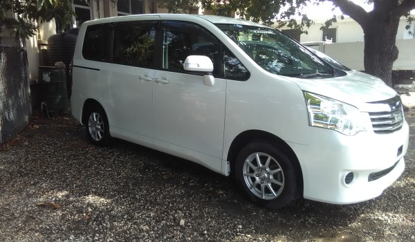 Toyota noah 2013